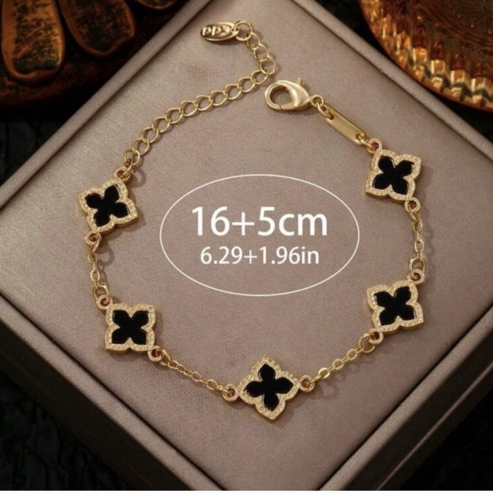 Elegant Gold and Black Clover Bracelet